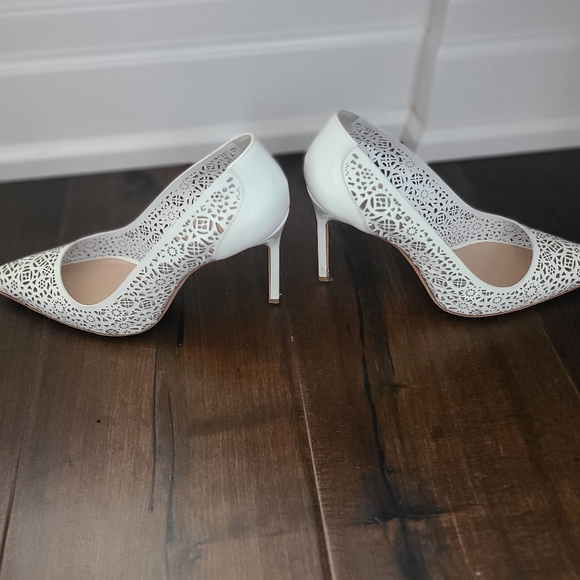 Manolo Blahnik size 39.5 laser cut white pumps - Picture 7 of 11